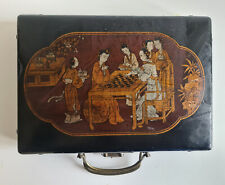 Orig. scatola cinese in legno ricoperta da un tessuto con scene di vita casaling