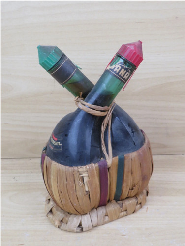 Vecchie fiaschette vuote - fiaschette,