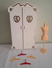 Splendido Armadio per abiti Barbie Vintage Sindy Pedigree+ manichino e grucce
