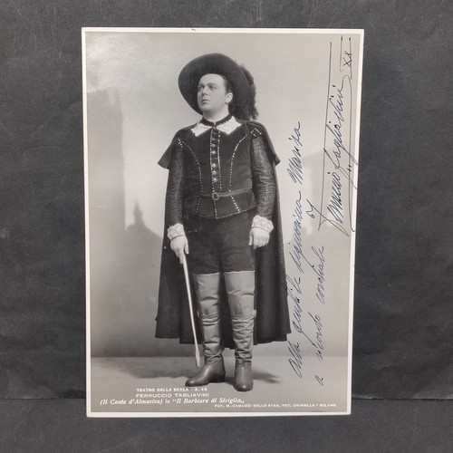 Foto autografata del cantante