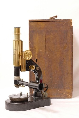 Antico microscopio articolato