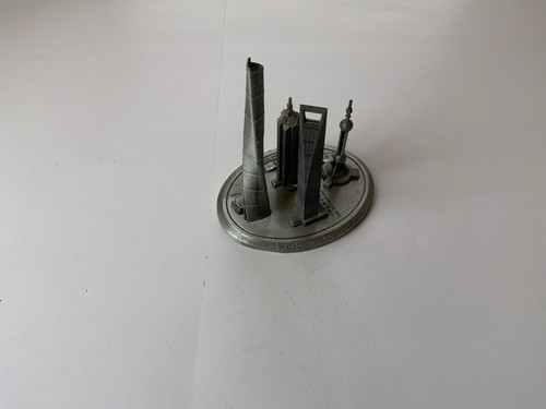Una scultura commemorativa - , in