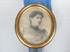 ANTICA CORNICE OVALE IN LEGNO DORATO CON FIGURA DONNA EPOCA INIZIO XX SEC.