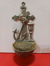 Antica acquasantiera in