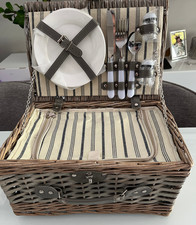 CESTINO DA PICNIC CON POSATE PIATTI BICCHIERI E APRI BOTTIGLIE mangiare viaggio