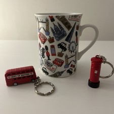 Tazza Mug Souvenir Londra Attrazioni Turistiche Punti di interesse + 2 portachiavi autobus e cassetta postale