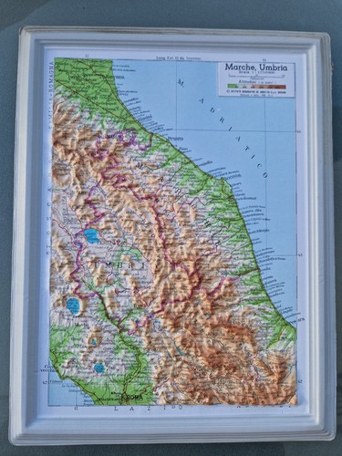 Carta geografica rilievo - geografica, in