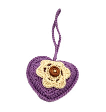 Cuore decorativo all'uncinetto con fiore e bottone in legno – fatto a mano