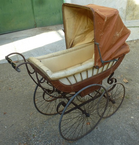 Antica carrozzina per neonati