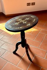 Tavolino salotto con inserti in madreperla a motivo floreale