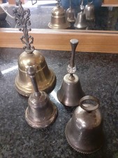 Lotto campanelle in metallo vintage e 7 porta uovo