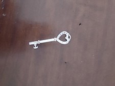 Catenina e chiave con