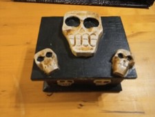 Scatola cofanetto contenitore in legno con teschi portaoggetti