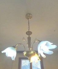 Lampadario in ottone in bagno oro con 3 bracci e paralumi in vetro