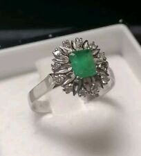 Anello in Oro Bianco 18 carati con Smeraldo Centrale e Halo Diamanti 