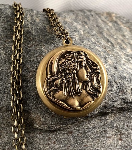 Collana medaglione dea greca