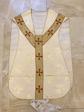 Pianeta E Stola In Tessuto Bianco Con Decorazioni In Oro Con Croci Rosse