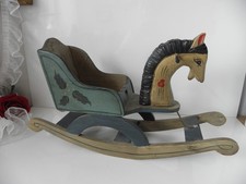 Vecchio cavallo a dondolo in