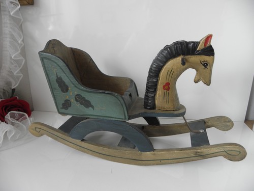 Vecchio cavallo dondolo in - cavallo,