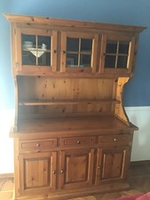 Vendo Credenza e Tavolo in legno massello. Usato ideale per tavernetta 