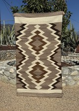 TAPPETO CABINA NAVAJO ANTICO c1910-1920’s 61” X 33” TESSITURA NATIVI AMERICANI