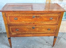 Piccolo cassettone italiano