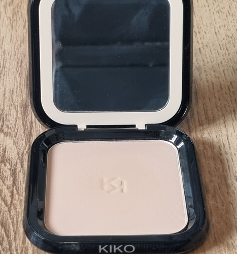 Kiko milano fondotinta - kiko, sfocato