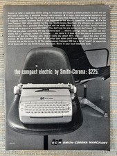 Smith-Corona SCM Compact 200 macchina da scrivere elettrica MCM sedia 1961 pubblicità stampa vintage