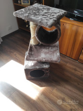 Tiragraffi gatto multipiano con cuccia