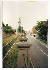 Foto d'epoca a colori Belgrado strada tram piste chiesa ortodossa campanile urbano