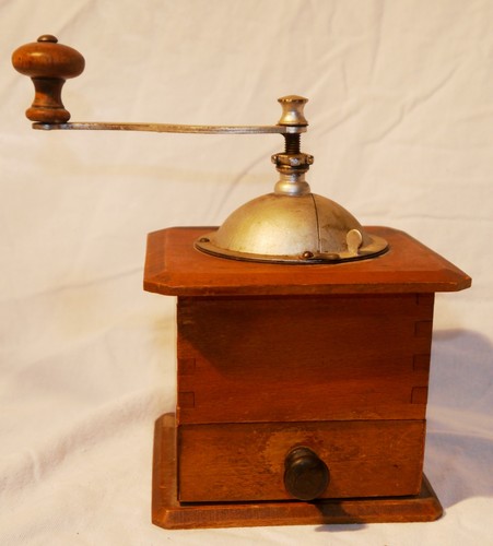 Vecchio macinacaffè manuale