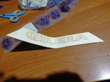 ADESIVO LOGO FREGIO PEDANA LATERALE GILERA RUNNER 180 FXR 2T PIAGGIO 5757420090