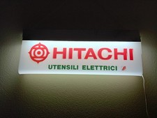 insegna luminosa "Hitachi"