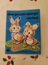 Due piccoli conigli curiosi