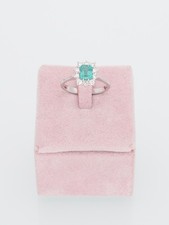 Anello in oro bianco 18kt con smeraldo e brillanti