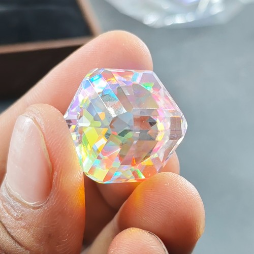 Gemma sfusa taglio cubo colore