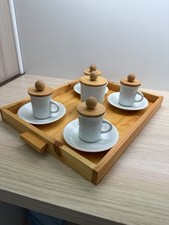 Set 4 + 1  x Tazzine da Caffè con Vassoio in Legno e Porta Zucchero