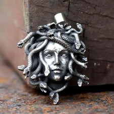 Collana con ciondolo Medusa
