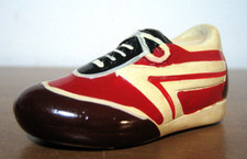 TEMPERAMATITE a forma di scarpa sneakers in resina da collezione