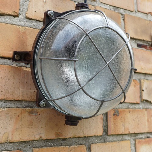 Vecchia lampada industriale