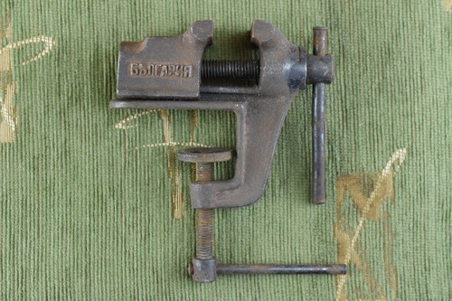 Vecchio morsetto morsa bulgaro