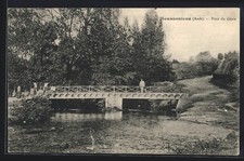 CPA Moussoulens, Pont du Génie sur une rivière entourée de végétation dense 