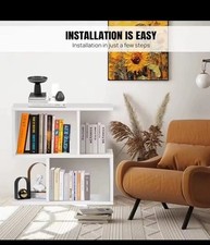 Divano, tavolo e angolo