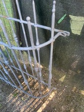 Coppia Inferriate in ferro 118/99 Una Bombata Con 3 Paletti 125/5