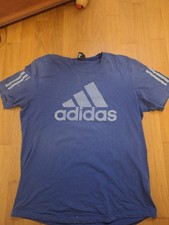 maglietta adidas blu taglia L,ha alcuni buchettini sulla schiena quasi invisibil