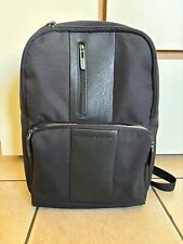 Zaino Piquadro in Pelle nero, con dettagli blu, due tasche con porta pc