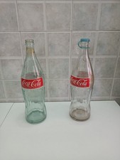 Due bottiglie di Coca-Cola in