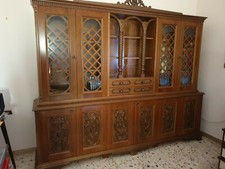 libreria vintage con vetrinette e mensole