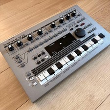 Roland MC-303 con adattatore
