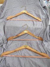 Lotto di tre appendiabiti vintage FILSON in cedro con barra pantaloni